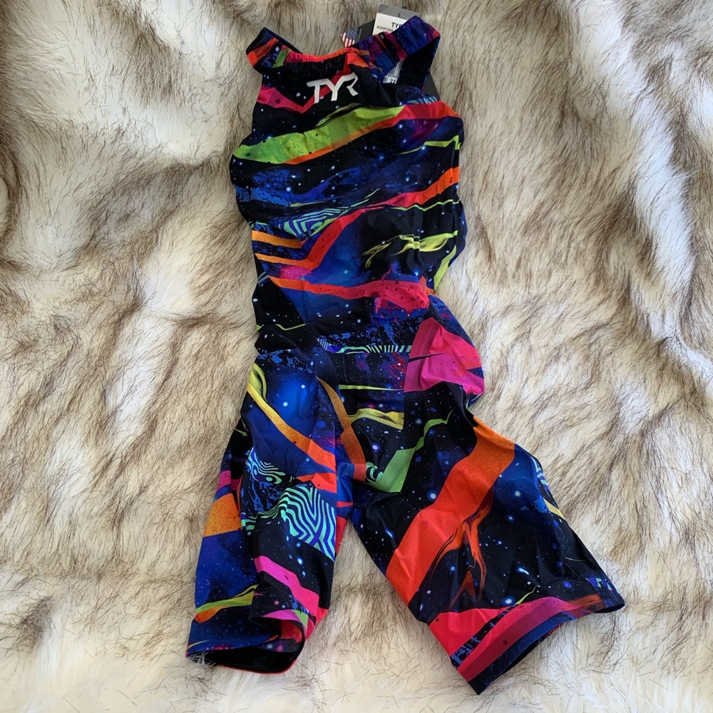 Nwt Tyr Avictor close back